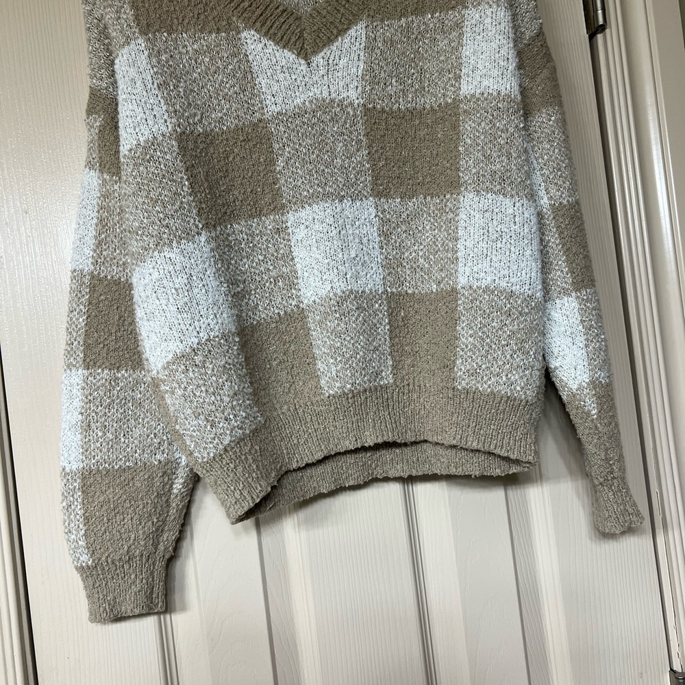 SHEIN Women’s V-Neck Sweater Checkered in Beige and White